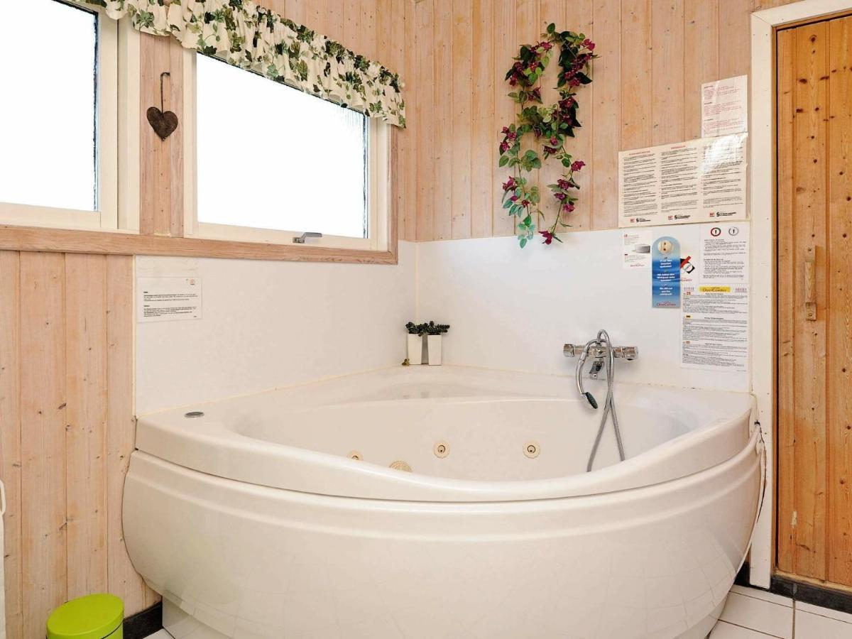 8 Person Holiday Home In Hejls Værelse billede